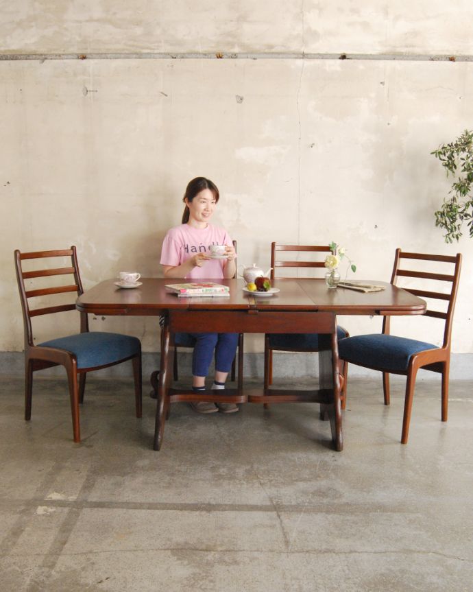 ロイドテーブル　アンティーク家具　イギリスアンティーク家具、伸張式のダイニングテーブル(ポップアップテーブル)。閉じるとコンパクトになるのでアパートや一人住まいの方にもオススメ！片方だけ引き出して壁に付けて使ってもgood！（モデルの身長は156cmです）。(q-770-f)