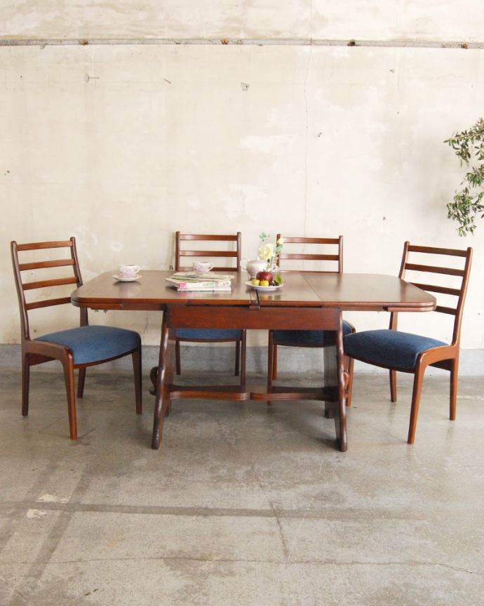 ロイドテーブル　アンティーク家具　イギリスアンティーク家具、伸張式のダイニングテーブル(ポップアップテーブル)。急な来客があっても、このテーブルがあれば安心！４〜６人で使えます。(q-770-f)