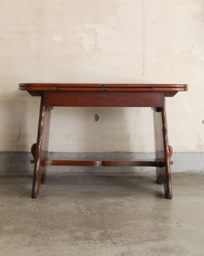 ロイドテーブル　アンティーク家具　イギリスアンティーク家具、伸張式のダイニングテーブル(ポップアップテーブル)。きちんとメンテナンスしていますので、届いたその日からお使いいただけます。(q-770-f)