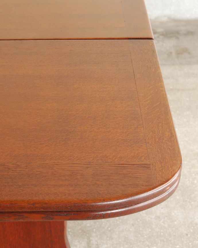 ロイドテーブル　アンティーク家具　イギリスアンティーク家具、伸張式のダイニングテーブル(ポップアップテーブル)。角が丸くなっているので、小さなお子さまがいるお家でも安心してお使い頂けます。(q-770-f)