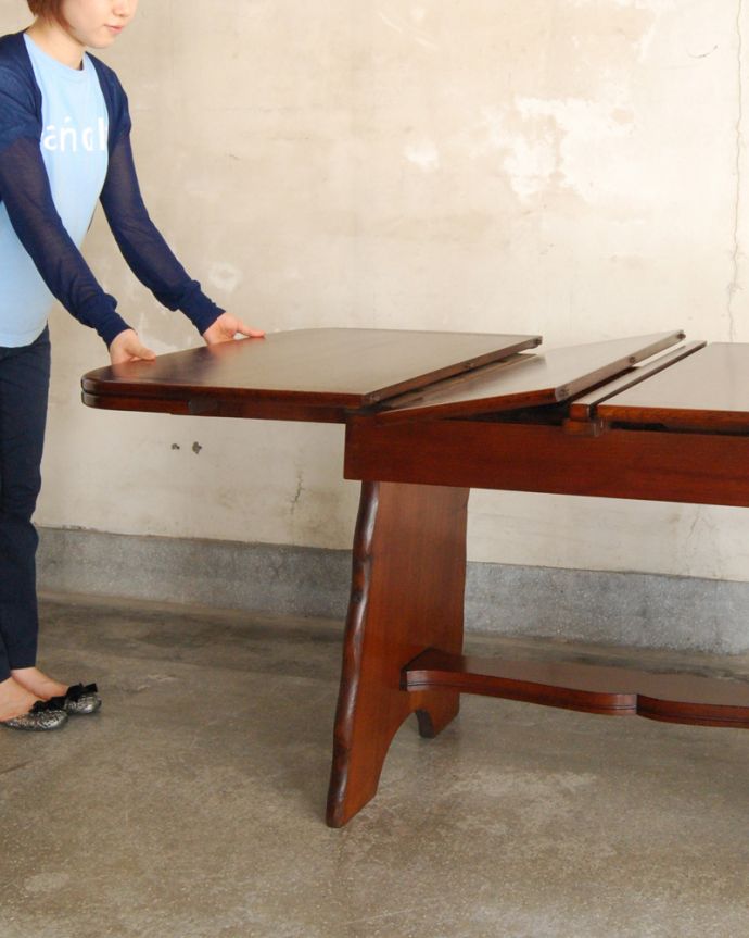 ロイドテーブル　アンティーク家具　イギリスアンティーク家具、伸張式のダイニングテーブル(ポップアップテーブル)。天板は引っ張り出すだけであっという間に大きくなります。(q-770-f)