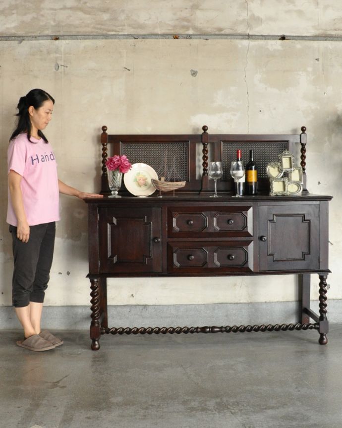 木扉のキャビネット　アンティーク家具　英国家具の定番、収納力も嬉しいアンティークのサイドボード。リビングで電話などの置き場所として使っても最適です。(q-771-f)