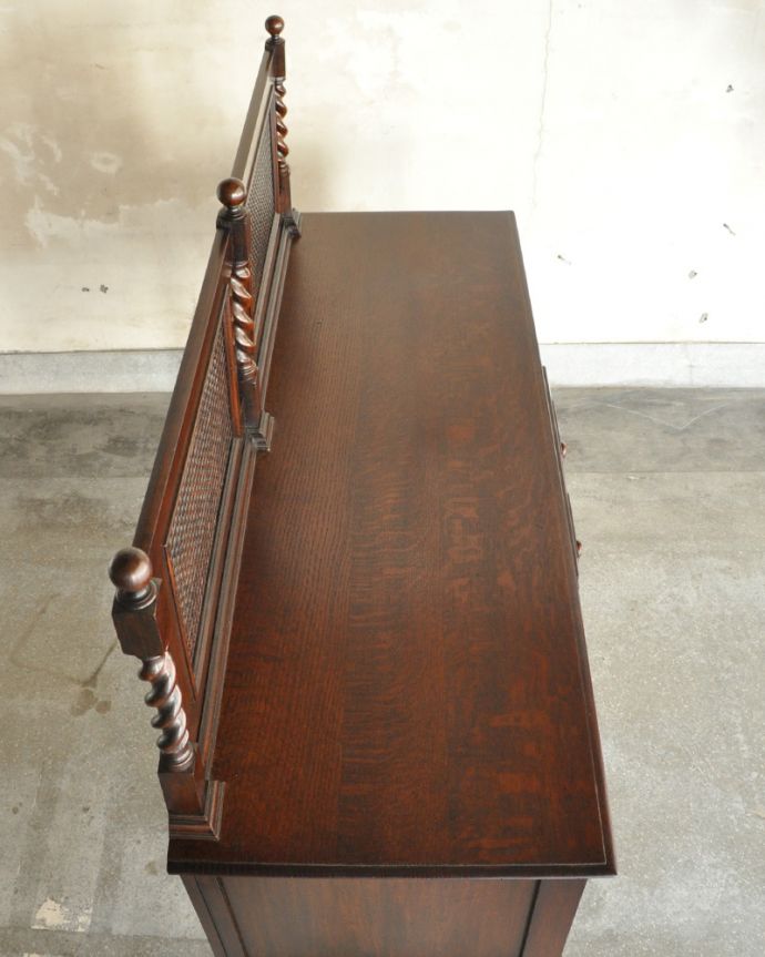 木扉のキャビネット　アンティーク家具　英国家具の定番、収納力も嬉しいアンティークのサイドボード。天板もピカピカにお直ししました。(q-771-f)