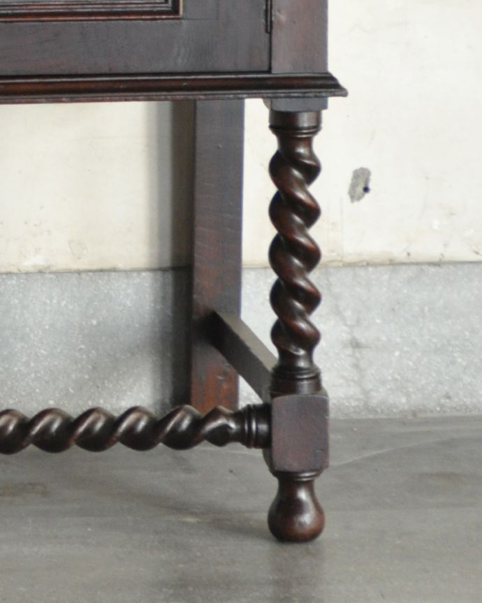 木扉のキャビネット　アンティーク家具　英国家具の定番、収納力も嬉しいアンティークのサイドボード。安定感のある脚がしっかり支えます。(q-771-f)