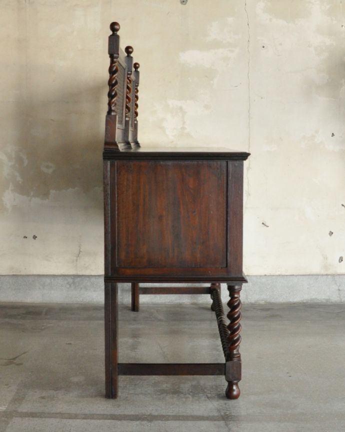 木扉のキャビネット　アンティーク家具　英国家具の定番、収納力も嬉しいアンティークのサイドボード。サイドから見ても絵になります。(q-771-f)