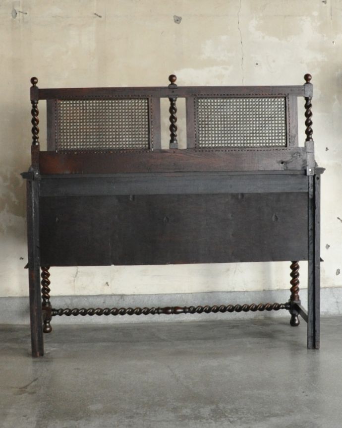 木扉のキャビネット　アンティーク家具　英国家具の定番、収納力も嬉しいアンティークのサイドボード。アンティークは新品ではないので、もちろん経年変化によるキズはありますが、専門の職人が目立たないようキレイにお直しをしているので、後姿までキレイです。(q-771-f)