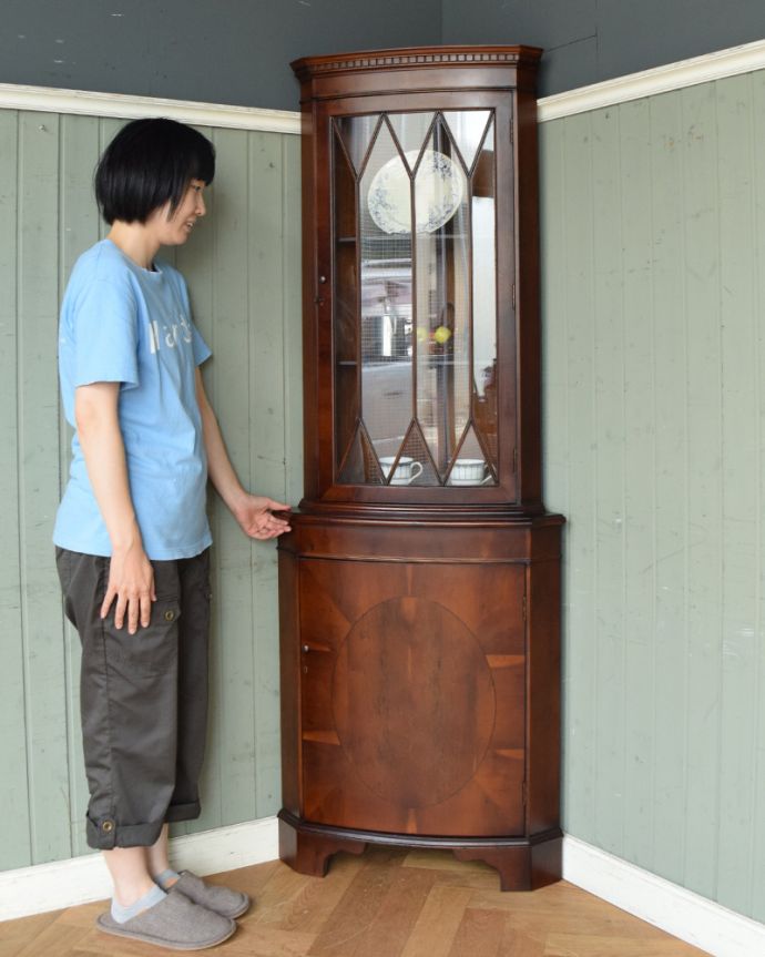 アンティークのキャビネット　アンティーク家具　素敵な英国のアンティーク家具、ウォルナット材のコーナーキャビネット（食器棚）。お部屋の角にすっぽり収まる飾り棚！コーナーのオシャレにいかが？（モデルの身長は161cmです）。(q-773-f)