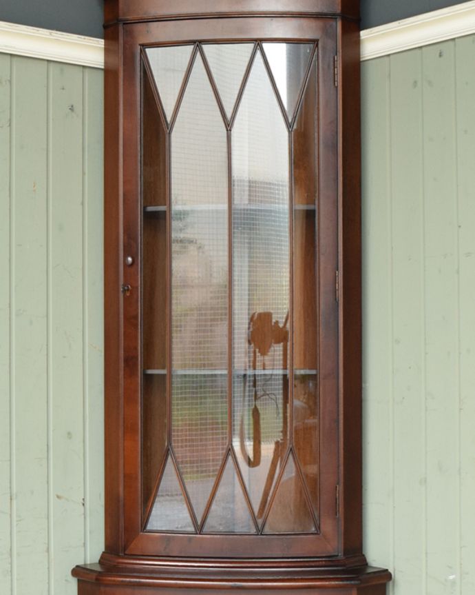 アンティークのキャビネット　アンティーク家具　素敵な英国のアンティーク家具、ウォルナット材のコーナーキャビネット（食器棚）。どんなものを飾っても、素敵に見えてしまうキャビネット。(q-773-f)
