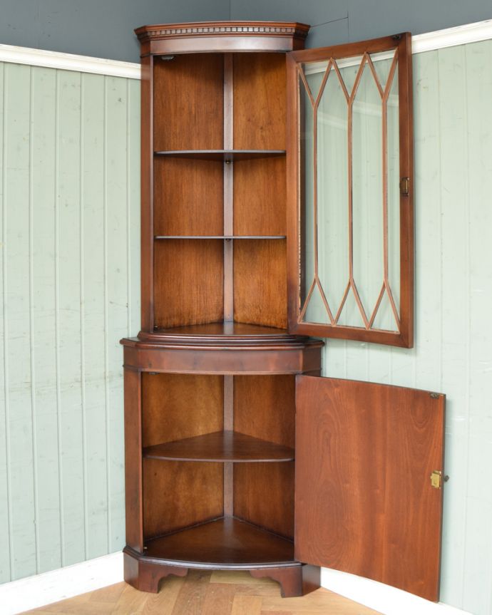 アンティークのキャビネット　アンティーク家具　素敵な英国のアンティーク家具、ウォルナット材のコーナーキャビネット（食器棚）。何を入れようか迷ってしまいますね。(q-773-f)