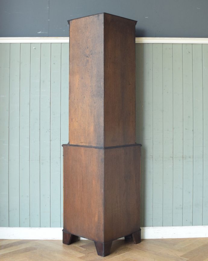 アンティークのキャビネット　アンティーク家具　素敵な英国のアンティーク家具、ウォルナット材のコーナーキャビネット（食器棚）。きちんとメンテナンスしてあるので、裏側もキレイです。(q-773-f)