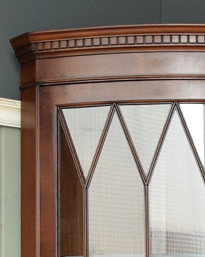 アンティークのキャビネット　アンティーク家具　素敵な英国のアンティーク家具、ウォルナット材のコーナーキャビネット（食器棚）。天板の縁にも繊細な彫があります。(q-773-f)