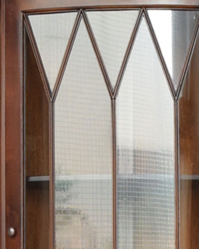 アンティークのキャビネット　アンティーク家具　素敵な英国のアンティーク家具、ウォルナット材のコーナーキャビネット（食器棚）。細い木製の装飾が上品なアクセントになっています。(q-773-f)