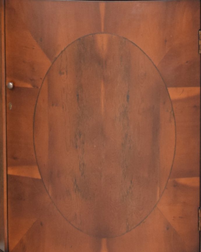 アンティークのキャビネット　アンティーク家具　素敵な英国のアンティーク家具、ウォルナット材のコーナーキャビネット（食器棚）。繊細な装飾は見とれる程美しいです。(q-773-f)