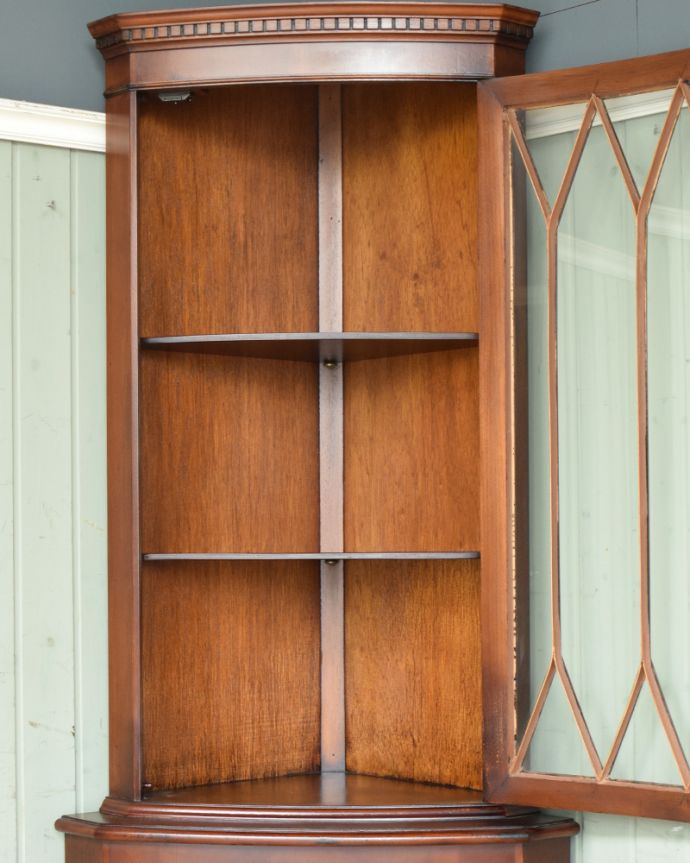アンティークのキャビネット　アンティーク家具　素敵な英国のアンティーク家具、ウォルナット材のコーナーキャビネット（食器棚）。飾り棚も緩くカーブした三角形。(q-773-f)