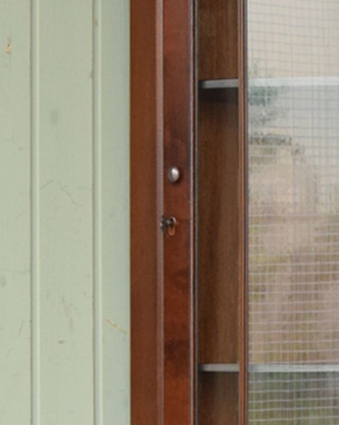 アンティークのキャビネット　アンティーク家具　素敵な英国のアンティーク家具、ウォルナット材のコーナーキャビネット（食器棚）。ボタンみたいな形の取っ手。(q-773-f)