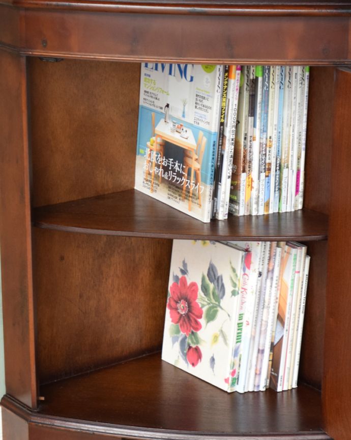 アンティークのキャビネット　アンティーク家具　素敵な英国のアンティーク家具、ウォルナット材のコーナーキャビネット（食器棚）。見せたくないものや日用品は下の扉の奥に収納しましょう。(q-773-f)