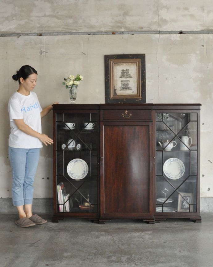 アンティークのキャビネット アンティーク家具 英国のアンティーク家具、引き出しも付いたマホガニー材のブックケース(本棚)。こんなキレイなキャビネットがあったら、開くだけで楽しい気持ちになります。(q-775-f)