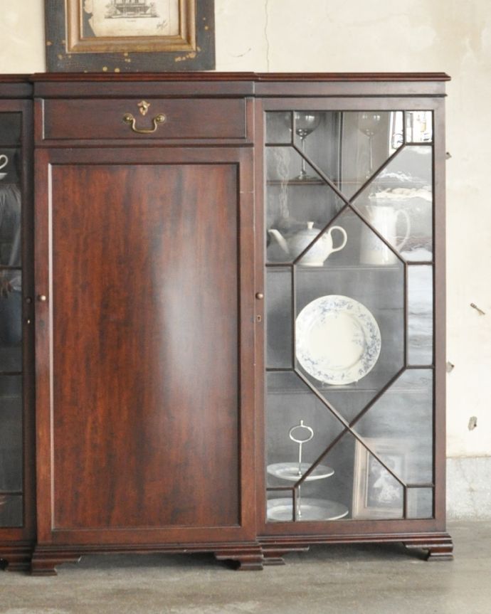 アンティークのキャビネット アンティーク家具 英国のアンティーク家具、引き出しも付いたマホガニー材のブックケース(本棚)。アンティークのガラスがキレイにはめ込んであります。(q-775-f)