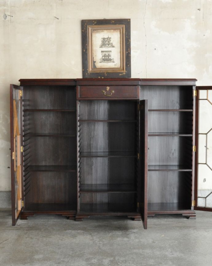 アンティークのキャビネット アンティーク家具 英国のアンティーク家具、引き出しも付いたマホガニー材のブックケース(本棚)。食器や写真立て、本やDVDなどなど、たくさん飾ればディスプレイの幅が広がります!ガラスが大きいので、中に飾ったものがいい感じに見えてオシャレになります。(q-775-f)