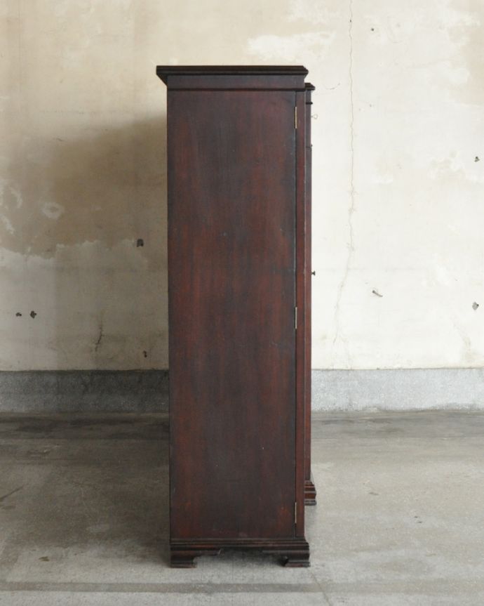 アンティークのキャビネット アンティーク家具 英国のアンティーク家具、引き出しも付いたマホガニー材のブックケース(本棚)。サイドから見ても美しいです!しっかり作られているので、安心してお使いいただけます。(q-775-f)