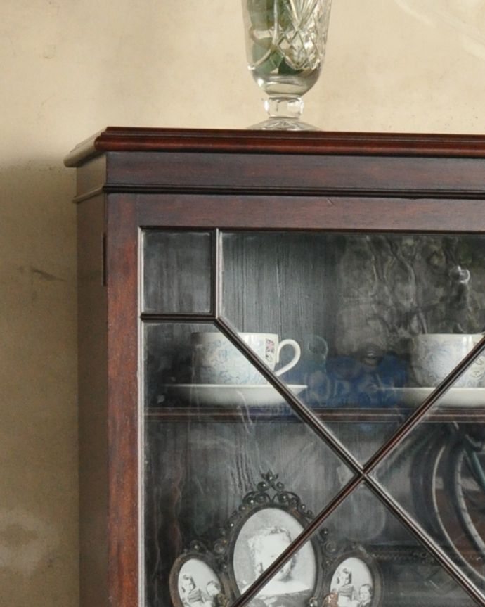 アンティークのキャビネット アンティーク家具 英国のアンティーク家具、引き出しも付いたマホガニー材のブックケース(本棚)。風格と品があるので、リビングはもちろん、和室や書斎、客間にも最適。(q-775-f)