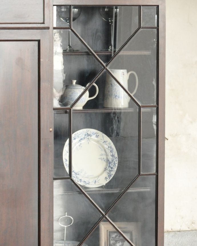 アンティークのキャビネット アンティーク家具 英国のアンティーク家具、引き出しも付いたマホガニー材のブックケース(本棚)。木の装飾が上品なアクセントになっています。(q-775-f)