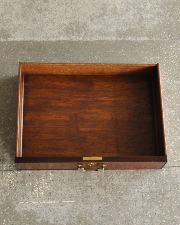 アンティークのキャビネット アンティーク家具 英国のアンティーク家具、引き出しも付いたマホガニー材のブックケース(本棚)。キャビネットの中央に引き出しが1杯付いています。(q-775-f)