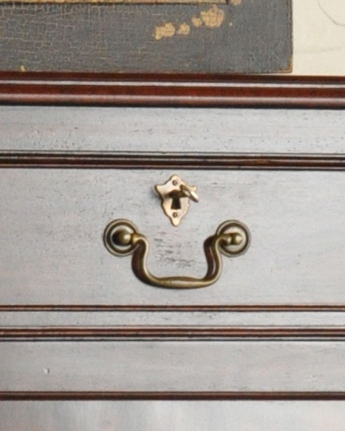 アンティークのキャビネット アンティーク家具 英国のアンティーク家具、引き出しも付いたマホガニー材のブックケース(本棚)。引き出しの取っ手は、ハンドルタイプです。(q-775-f)