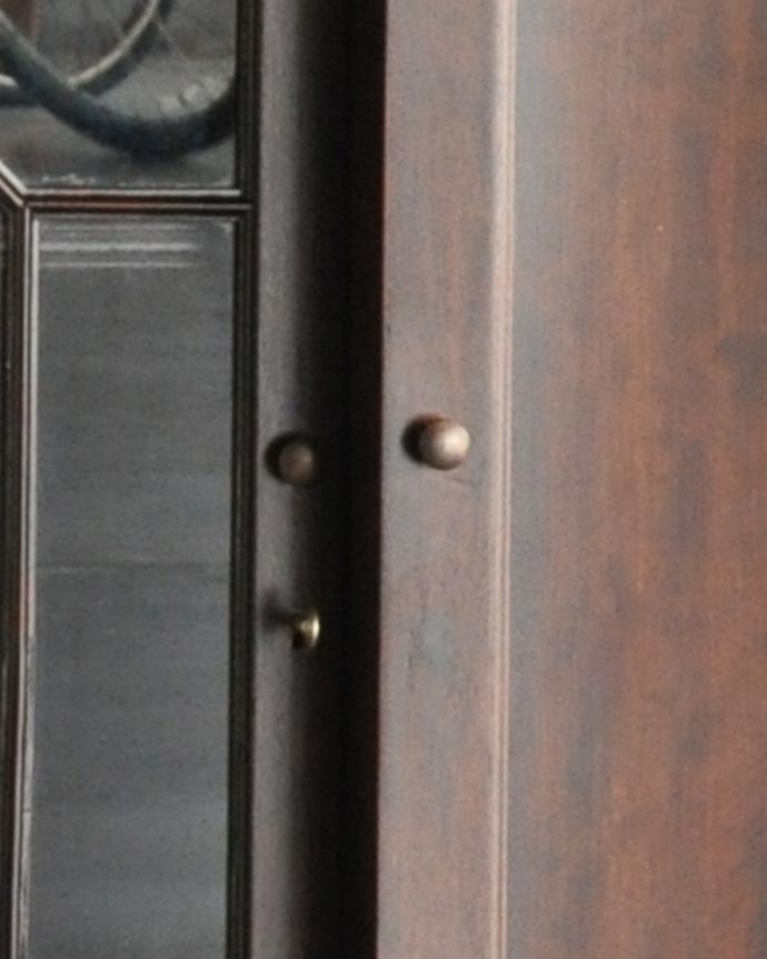 アンティークのキャビネット アンティーク家具 英国のアンティーク家具、引き出しも付いたマホガニー材のブックケース(本棚)。扉の取っ手は、シンプルなつまみタイプ。(q-775-f)