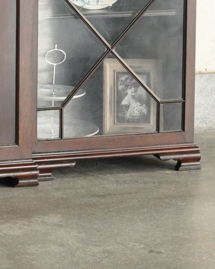 アンティークのキャビネット アンティーク家具 英国のアンティーク家具、引き出しも付いたマホガニー材のブックケース(本棚)。安定感のある脚がしっかり支えます。(q-775-f)