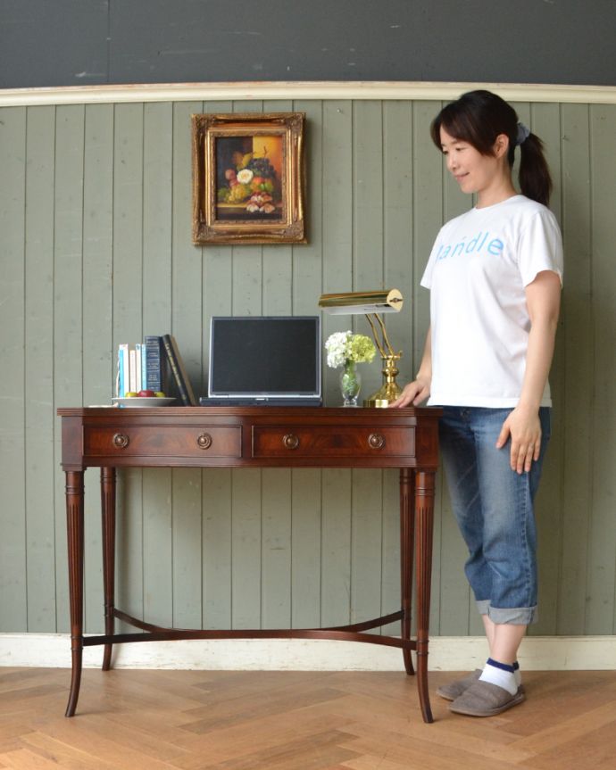 アンティークのデスク・書斎机　アンティーク家具　英国の書斎で使えるアンティーク家具、脚の先まで美しいマホガニー材のデスク。お気に入りのチェアと合わせて、自分だけのスペースを作ってみてください。(q-777-f)