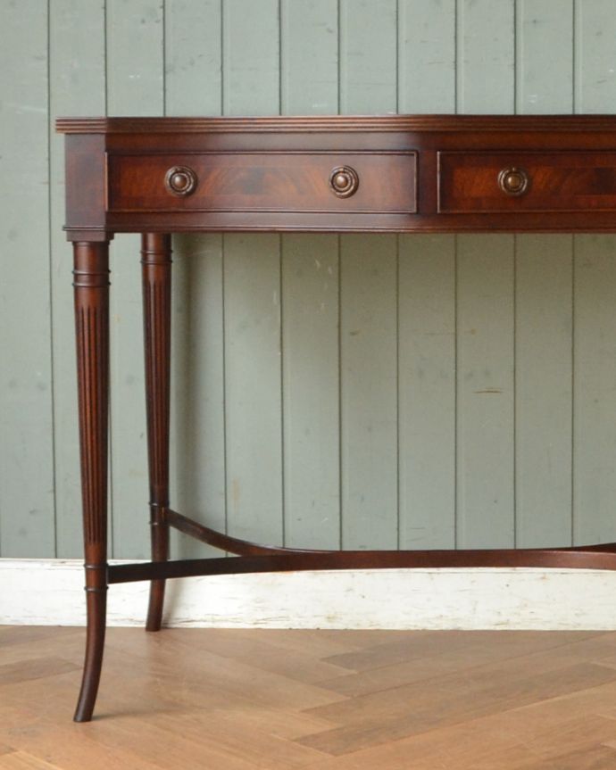 アンティークのデスク・書斎机　アンティーク家具　英国の書斎で使えるアンティーク家具、脚の先まで美しいマホガニー材のデスク。細やかな装飾が美しいデスク。(q-777-f)