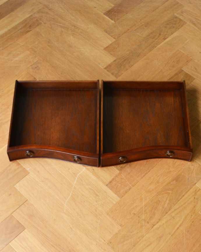 アンティークのデスク・書斎机　アンティーク家具　英国の書斎で使えるアンティーク家具、脚の先まで美しいマホガニー材のデスク。便利な引き出しが２杯付いています。(q-777-f)