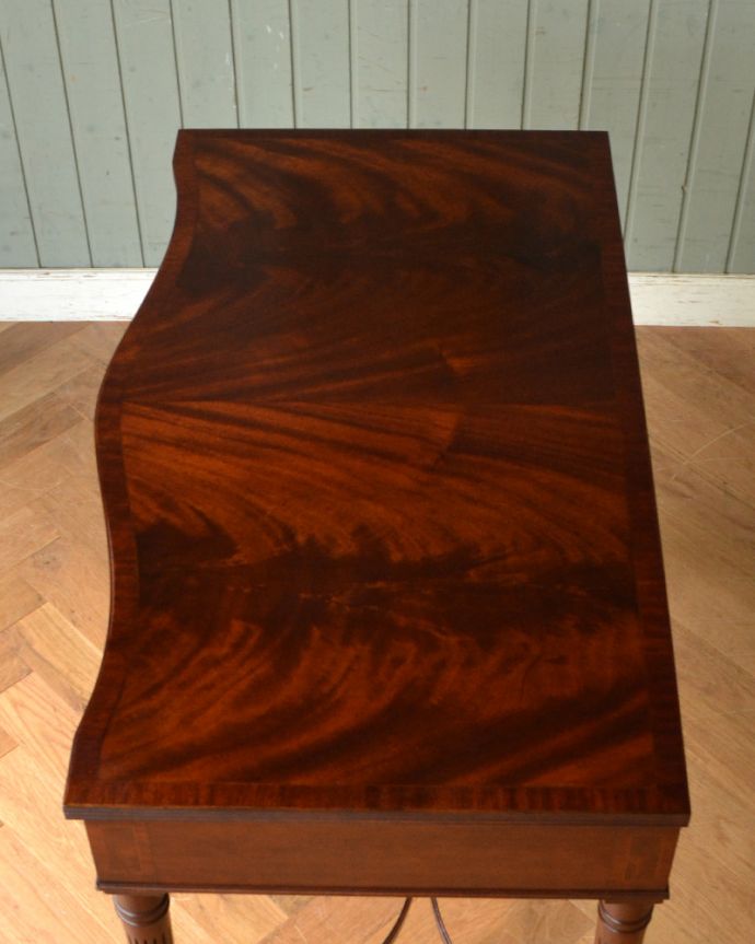 アンティークのデスク・書斎机　アンティーク家具　英国の書斎で使えるアンティーク家具、脚の先まで美しいマホガニー材のデスク。広い天板もキレイに仕上げました。(q-777-f)