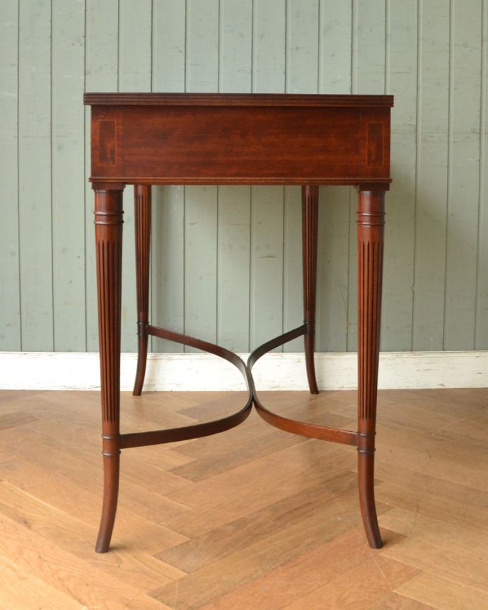 アンティークのデスク・書斎机　アンティーク家具　英国の書斎で使えるアンティーク家具、脚の先まで美しいマホガニー材のデスク。サイドから見ても抜群に雰囲気があります。(q-777-f)