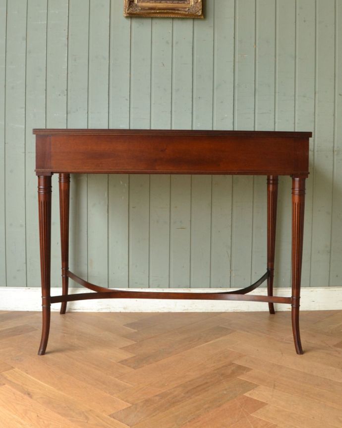 アンティークのデスク・書斎机　アンティーク家具　英国の書斎で使えるアンティーク家具、脚の先まで美しいマホガニー材のデスク。裏側もキチンと仕上げているので、キレイな状態です。(q-777-f)