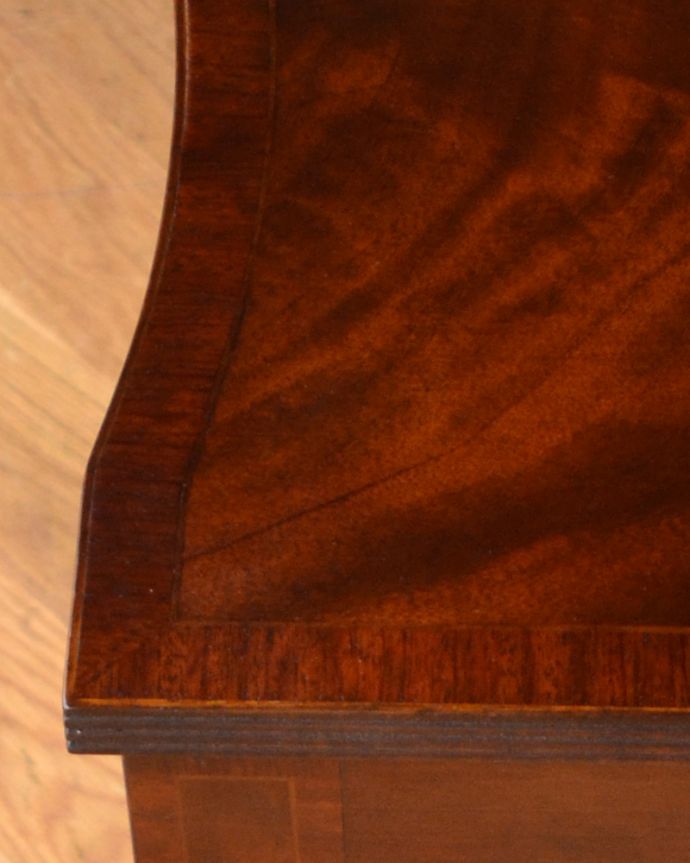 アンティークのデスク・書斎机　アンティーク家具　英国の書斎で使えるアンティーク家具、脚の先まで美しいマホガニー材のデスク。角もキレイな仕上がりです。(q-777-f)