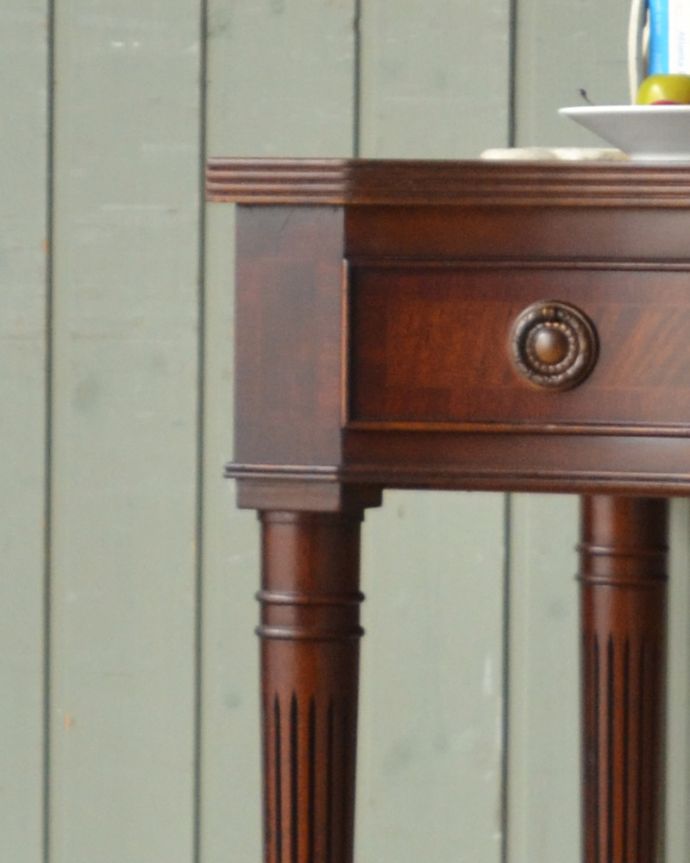 アンティークのデスク・書斎机　アンティーク家具　英国の書斎で使えるアンティーク家具、脚の先まで美しいマホガニー材のデスク。高級感があって上品な彫が印象的なデザインです。(q-777-f)