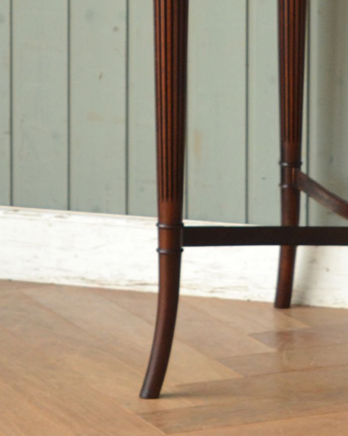 アンティークのデスク・書斎机　アンティーク家具　英国の書斎で使えるアンティーク家具、脚の先まで美しいマホガニー材のデスク。しっかりお直ししてあるので安定感があります。(q-777-f)