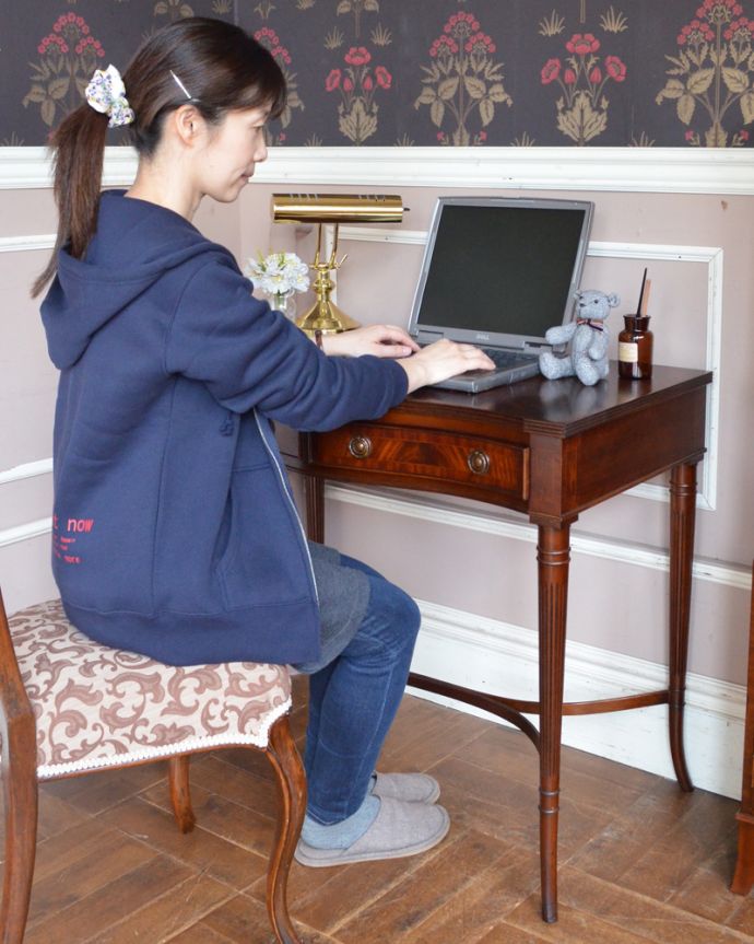 アンティークのデスク・書斎机　アンティーク家具　英国の書斎で使えるアンティーク家具、脚の先まで美しいマホガニー材のデスク。ここに座るだけで、なんだかウキウキしちゃう･･･美しいデスクの前に座るだけで、なんだか幸せな時間が時間が過ごせちゃう。(q-777-f)