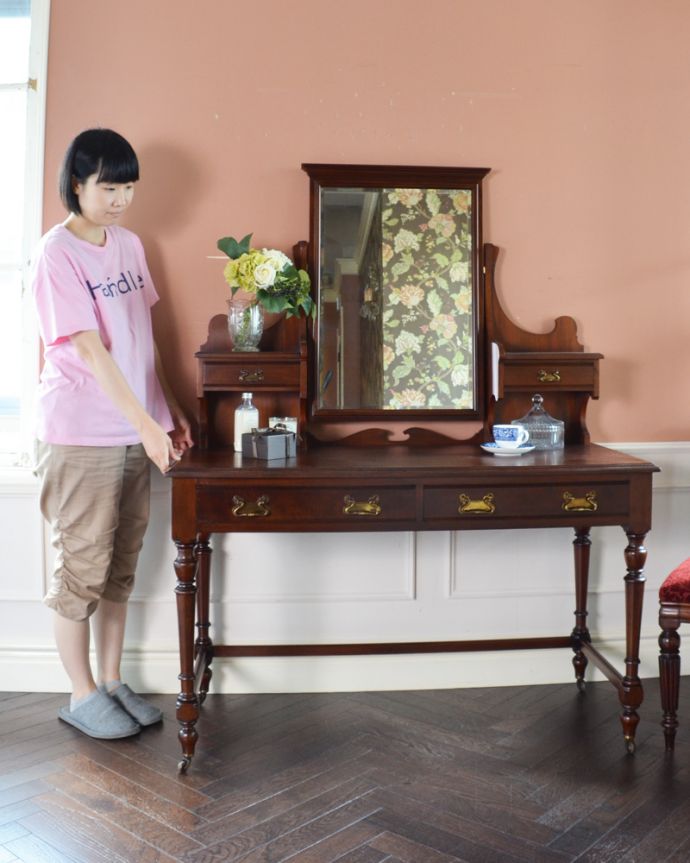 アンティークのドレッサー　アンティーク家具　英国のアンティーク家具、ドレッシングテーブル（デスク）。ディスプレイを楽しんだり、化粧台にしたり。(q-780-f)