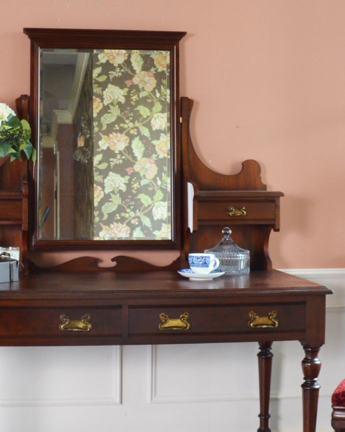 アンティークのドレッサー　アンティーク家具　英国のアンティーク家具、ドレッシングテーブル（デスク）。お気に入りのチェアと合わせて、自分だけのスペースを作ってみてください。(q-780-f)