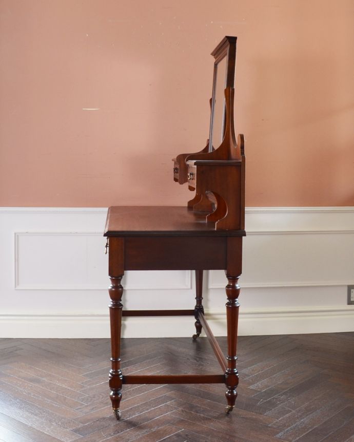 アンティークのドレッサー　アンティーク家具　英国のアンティーク家具、ドレッシングテーブル（デスク）。サイドから見ても抜群に雰囲気があります。(q-780-f)