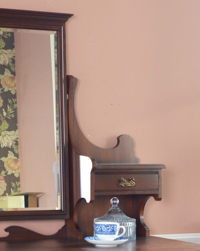 アンティークのドレッサー　アンティーク家具　英国のアンティーク家具、ドレッシングテーブル（デスク）。しなやかな曲線を描いた装飾。(q-780-f)