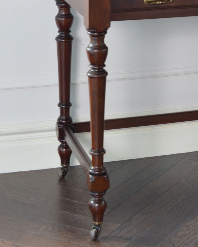 アンティークのドレッサー　アンティーク家具　英国のアンティーク家具、ドレッシングテーブル（デスク）。キャスター付きなので、移動もラクラクです。(q-780-f)