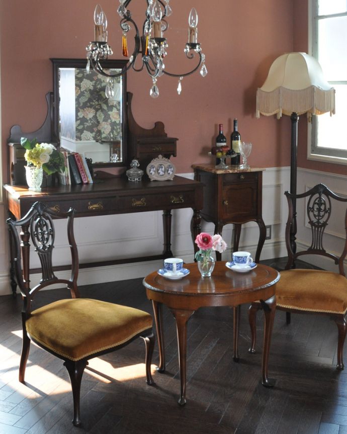 アンティークのドレッサー　アンティーク家具　英国のアンティーク家具、ドレッシングテーブル（デスク）。お部屋に「魅せ場」を作ってくれるドレッシングチェスト大きな鏡は、身だしなみを整える以外にもお部屋を広く見せてくれる効果があるんです。(q-780-f)
