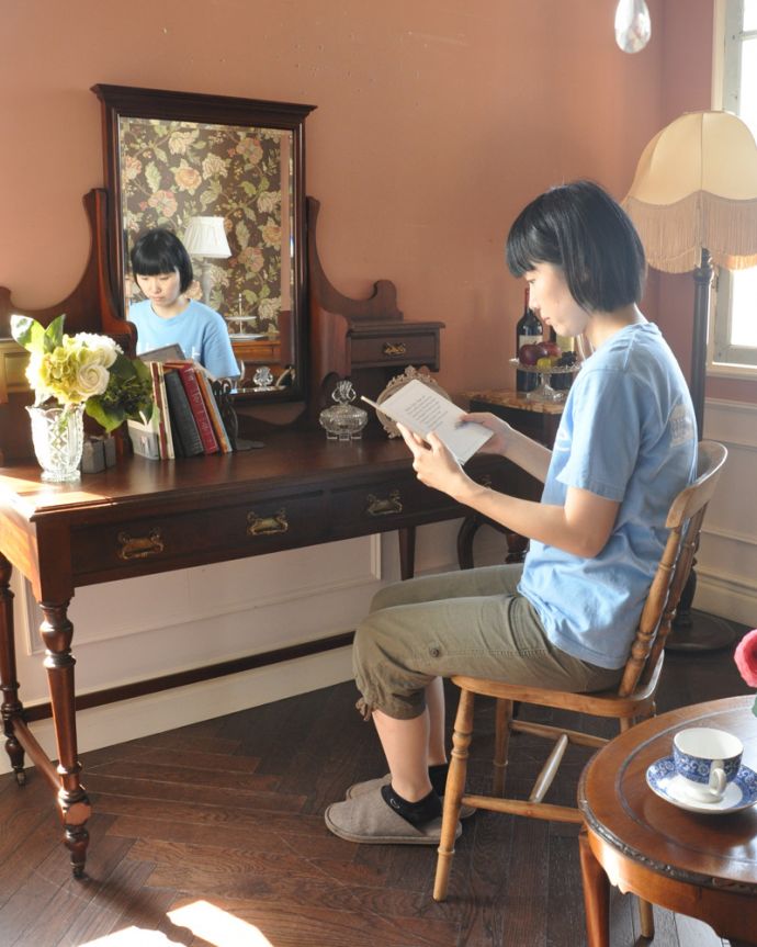 アンティークのドレッサー　アンティーク家具　英国のアンティーク家具、ドレッシングテーブル（デスク）。お化粧するだけじゃもったいない！天板部分も広いので、お化粧するだけじゃなく、デスク代わりにも使えちゃう。(q-780-f)