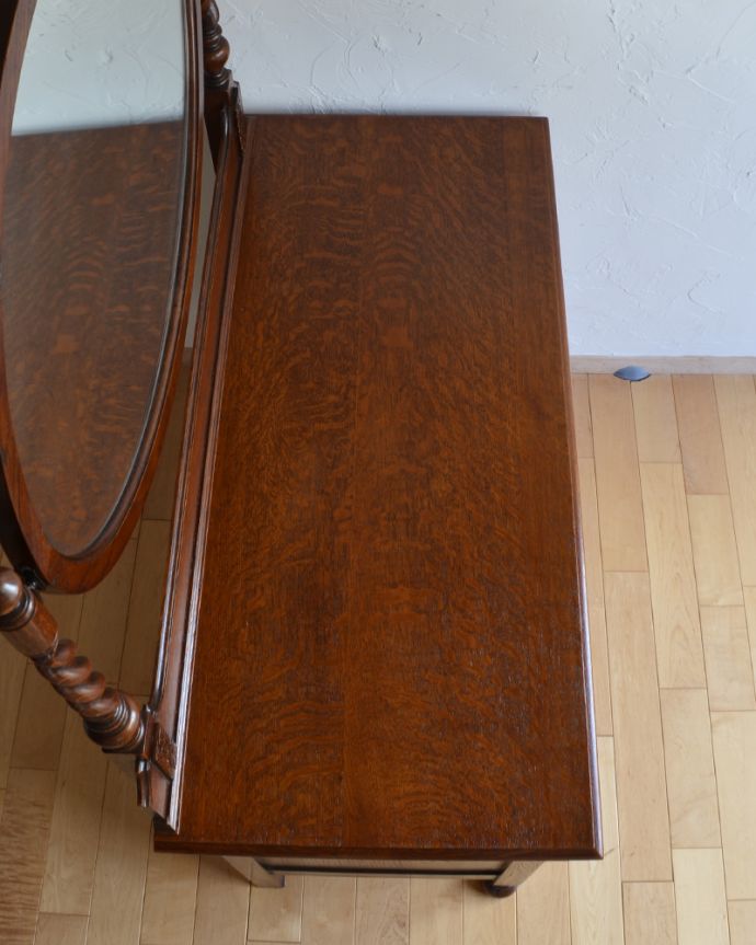 サイドバイサイド　アンティーク家具　英国の美しいアンティーク家具、引き出しが4杯付いたドレッシングチェスト（鏡台）。天板はピカピカです。(q-781-f)