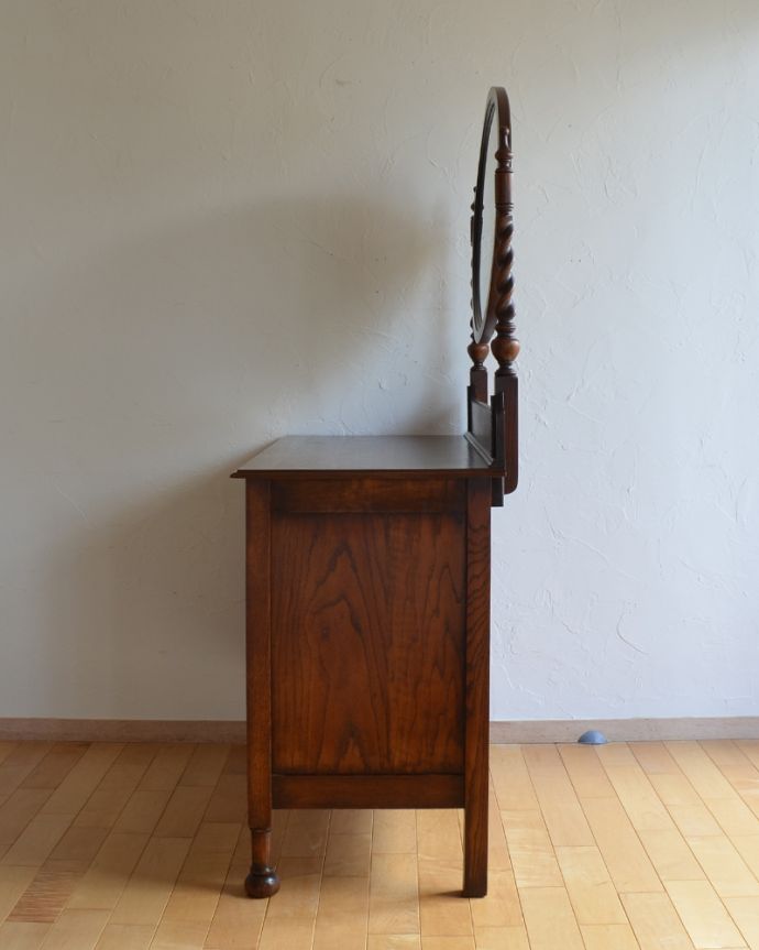 サイドバイサイド　アンティーク家具　英国の美しいアンティーク家具、引き出しが4杯付いたドレッシングチェスト（鏡台）。横から見るのが、また美しいんです。(q-781-f)