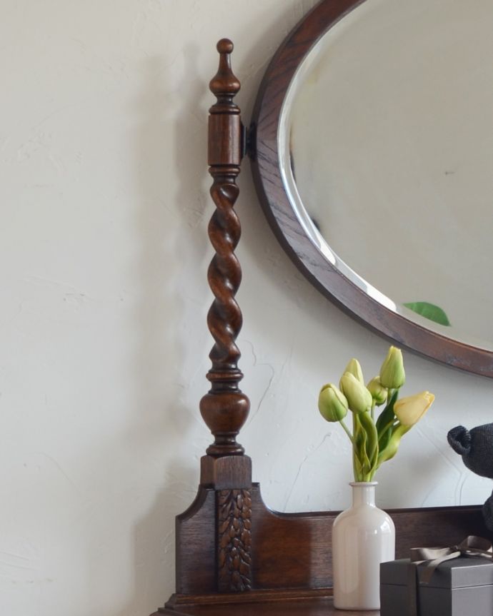 サイドバイサイド　アンティーク家具　英国の美しいアンティーク家具、引き出しが4杯付いたドレッシングチェスト（鏡台）。アンティークのミラーにの横に美しいツイストの装飾が着いています。(q-781-f)